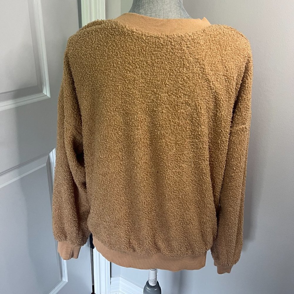 Women's Long Sleeve Crewneck Sherpa Pullover Camel Size M EUC - Picture 3 of 3